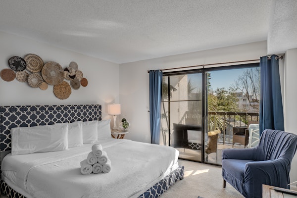 Spacious Pool View Condo! Short Walk to Beach! Sea Mark Tower 204