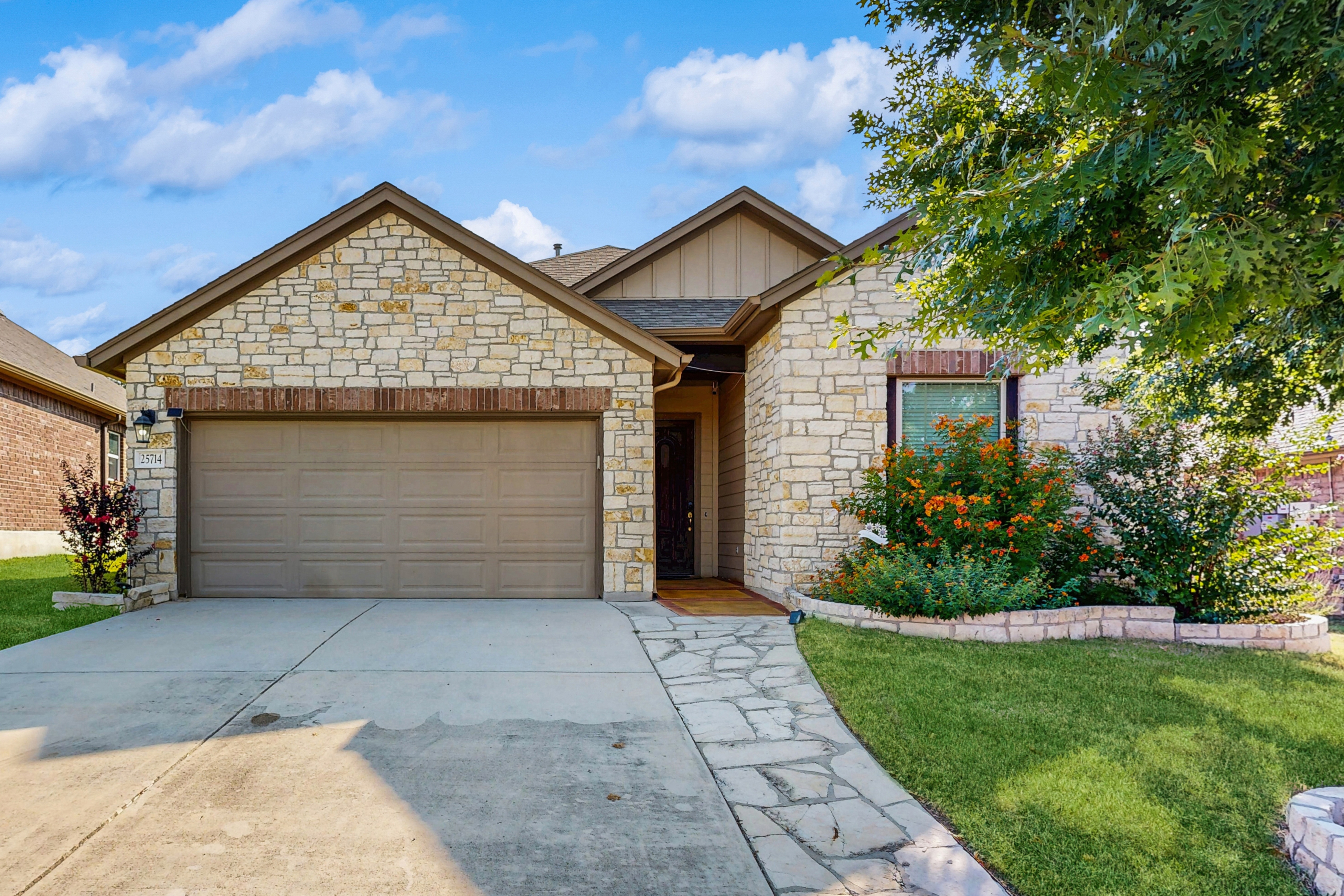 3BR Home w hot tub, foosball! Close to Six Flags