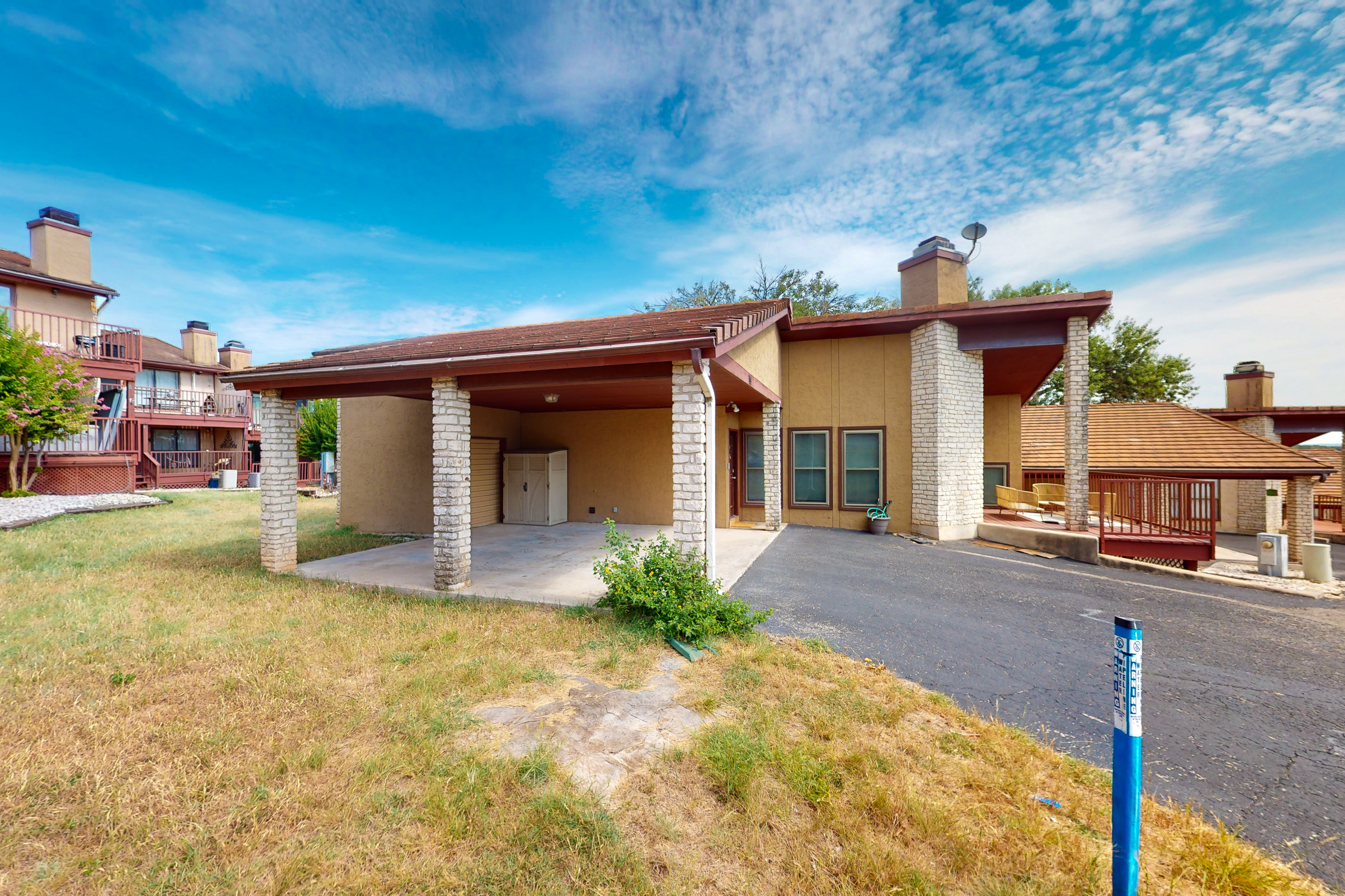 Dog-friendly condo with a gas fireplace, washer/dryer, AC, & cable TV