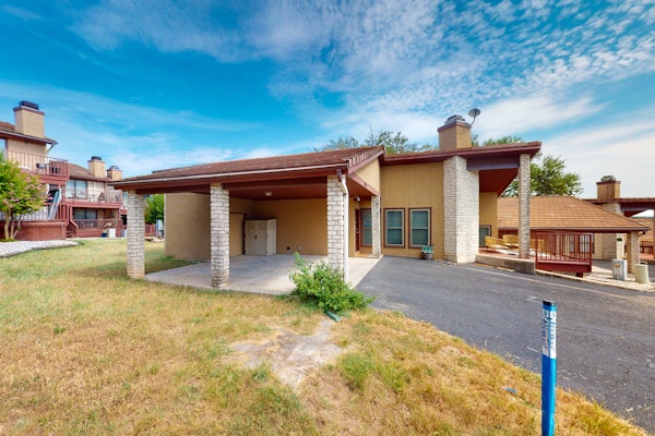 Dog-friendly condo with a gas fireplace, washer/dryer, AC, & cable TV