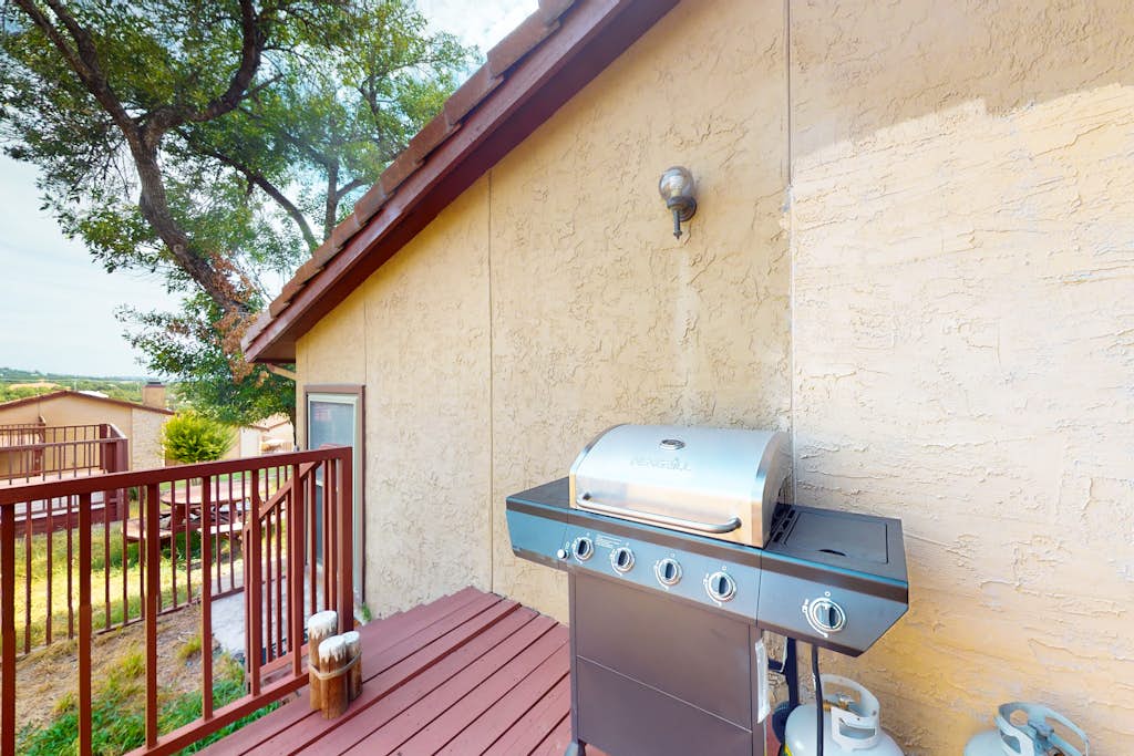 Dog-friendly condo with a gas fireplace, washer/dryer, AC, & cable TV