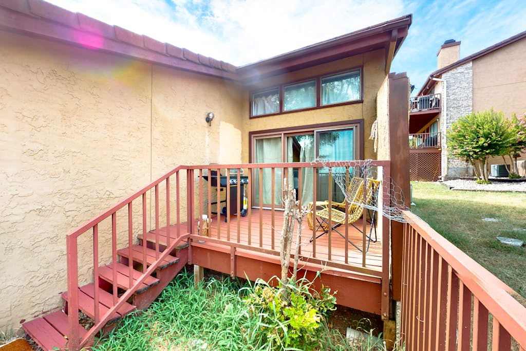 Dog-friendly condo with a gas fireplace, washer/dryer, AC, & cable TV