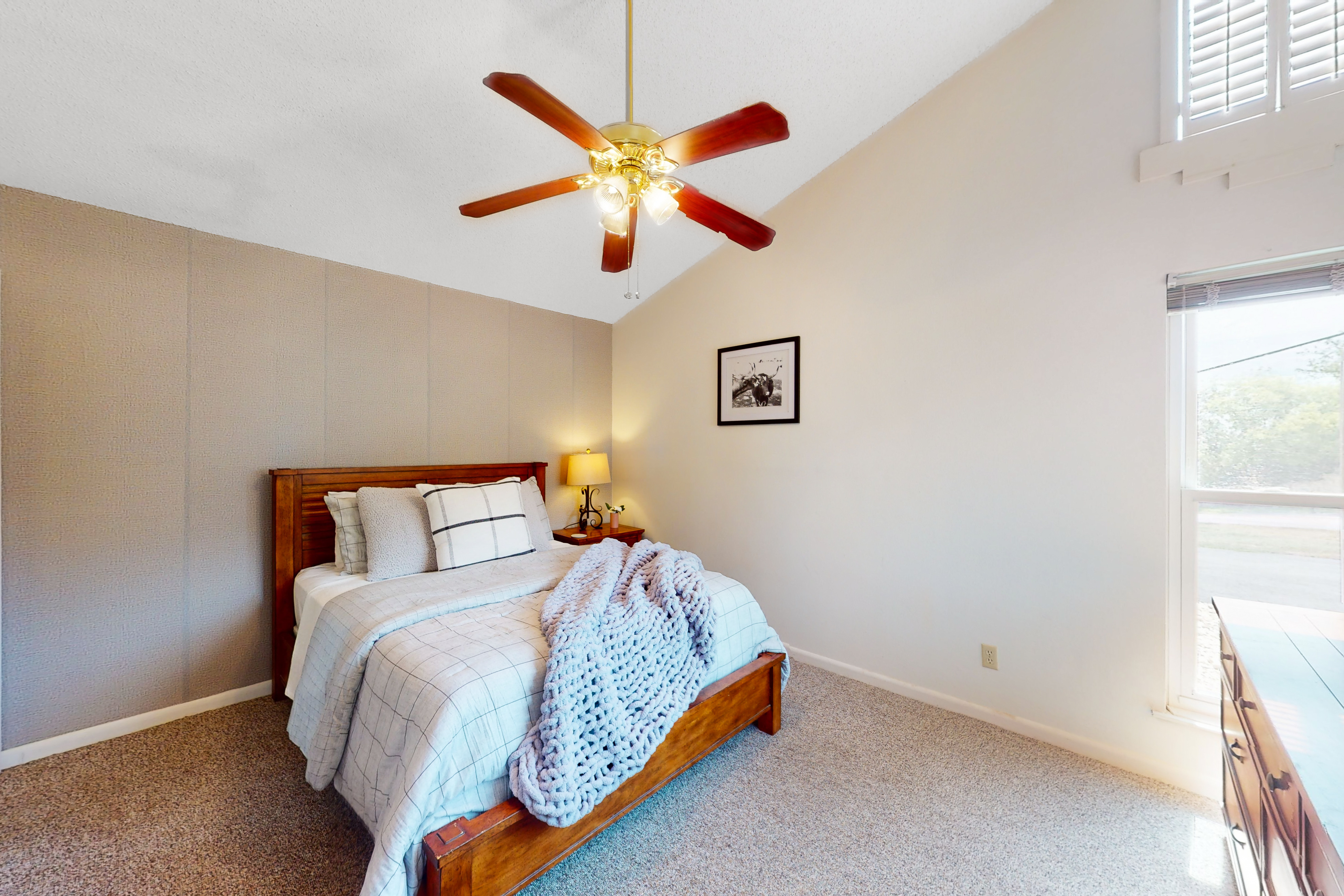 Dog-friendly condo with a gas fireplace, washer/dryer, AC, & cable TV