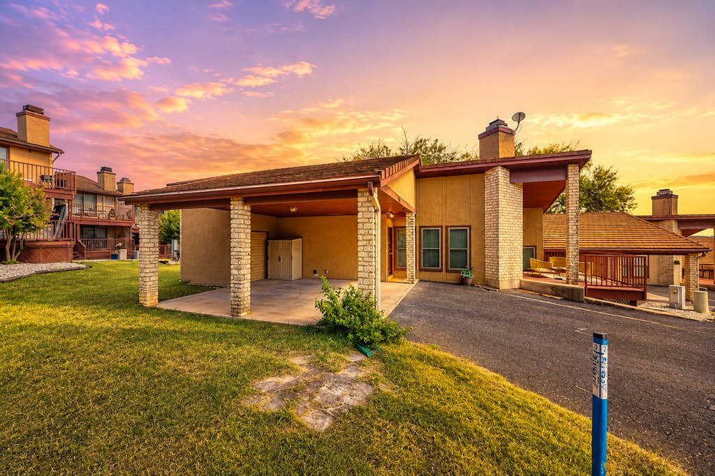 Dog-friendly condo with a gas fireplace, washer/dryer, AC, & cable TV