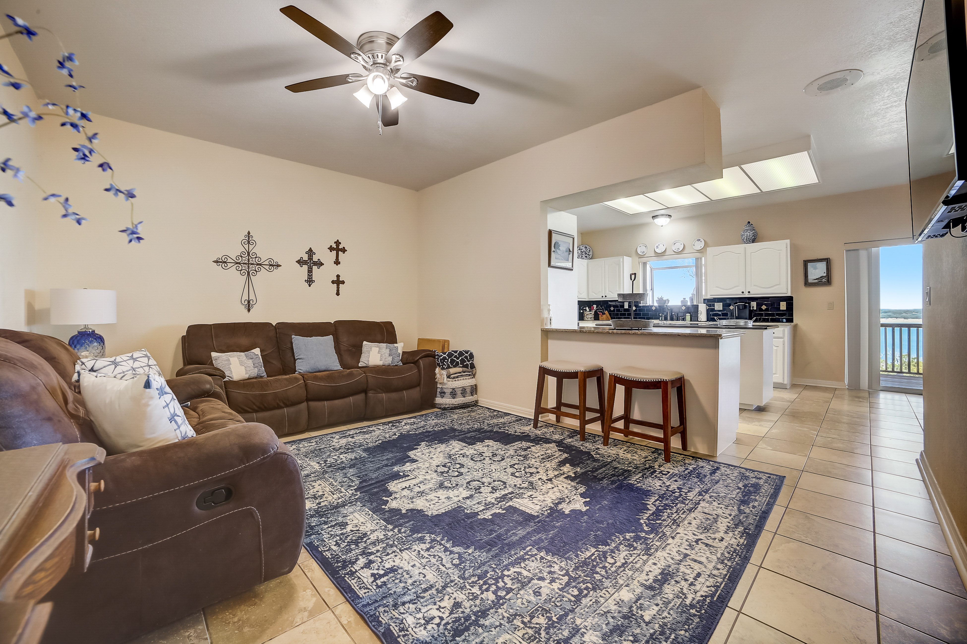 Huge lakefront home - private sauna, amazing views, & game room with pool table