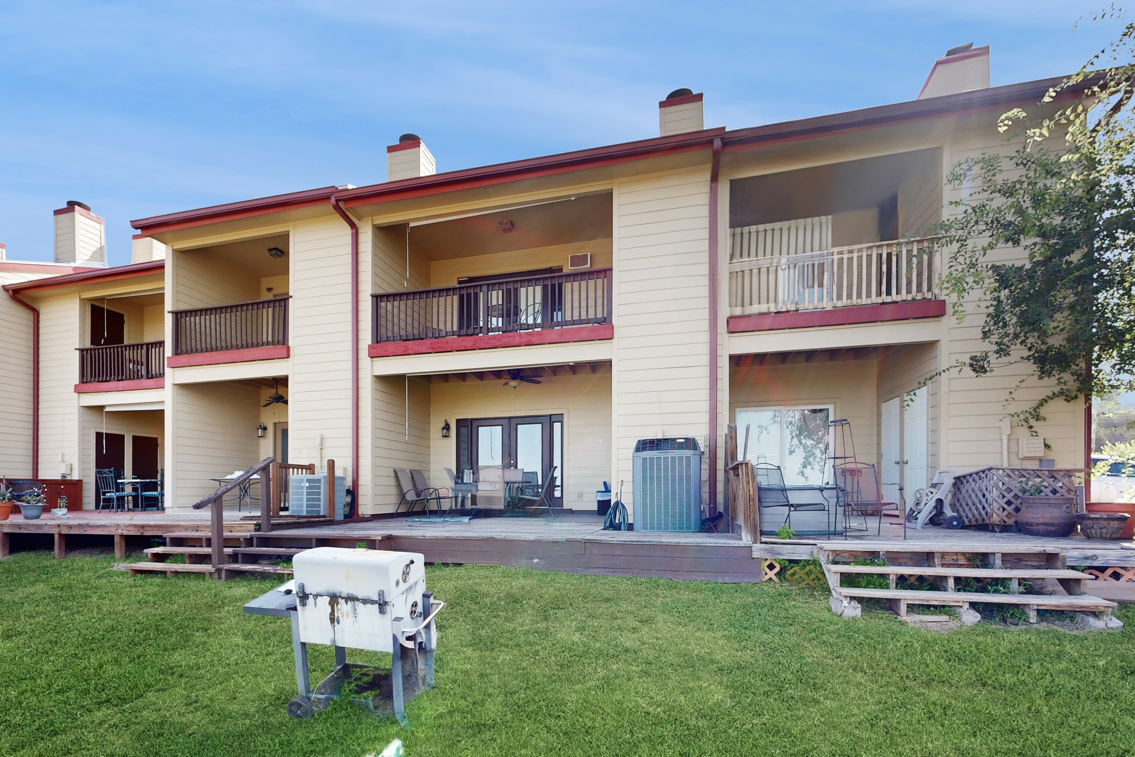 Lake-View All-Suite Retreat - Near Marina, Beach, Dining & Outdoor Activities