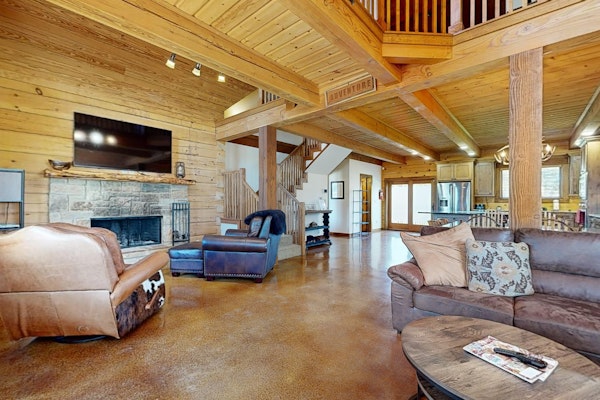 Luxe Lake Living with Bonus Bunk Area & Private Boat Parking - Dogs Welcome