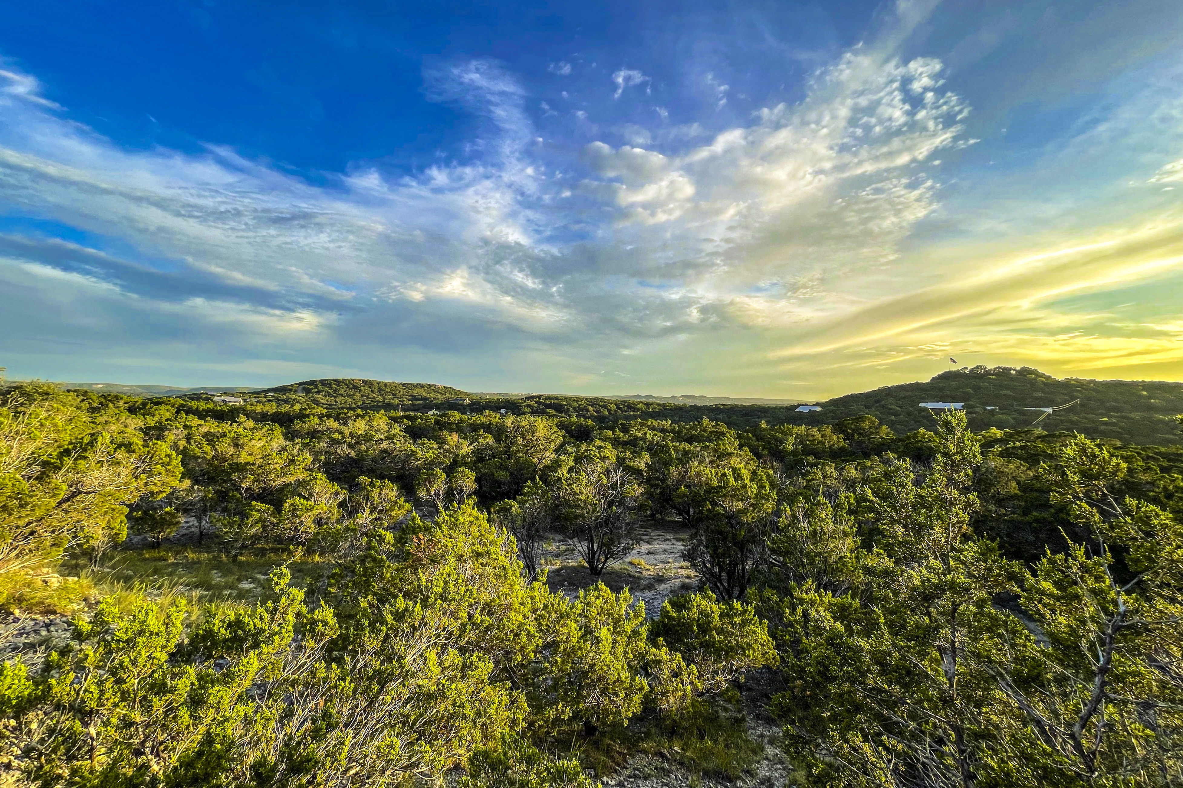 Spacious house with living room, kitchen, balcony and Hill country views