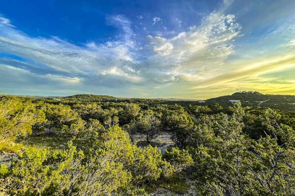 Spacious house with living room, kitchen, balcony and Hill country views