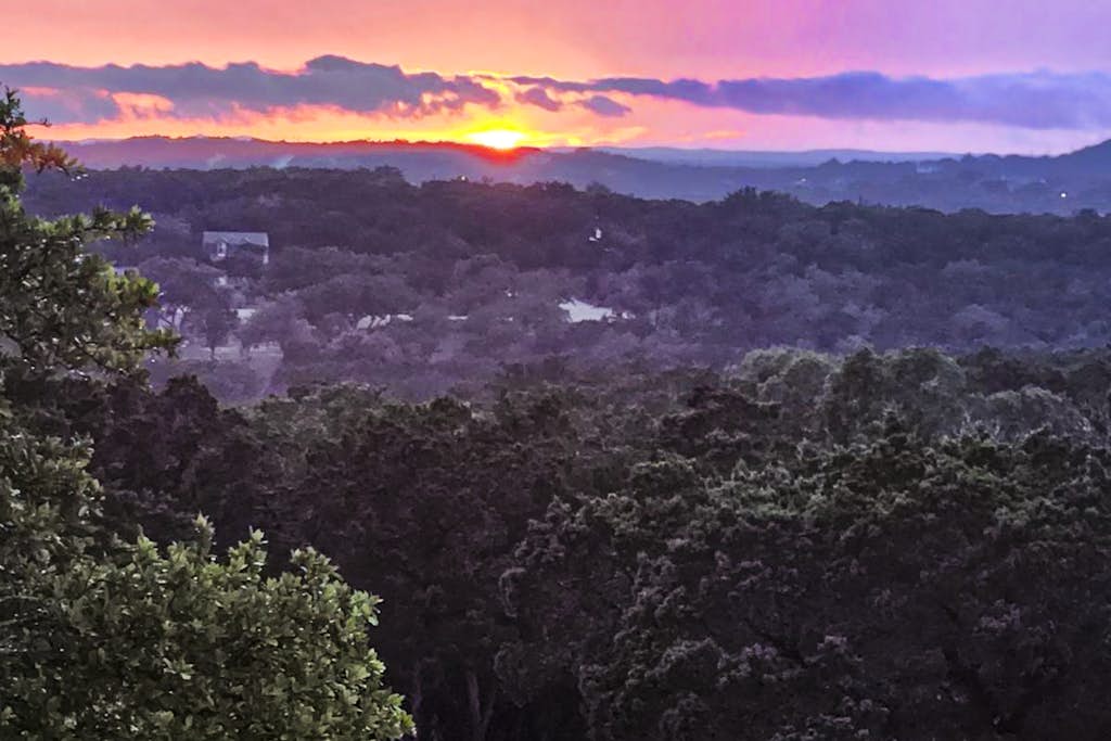 Spacious house with living room, kitchen, balcony and Hill country views