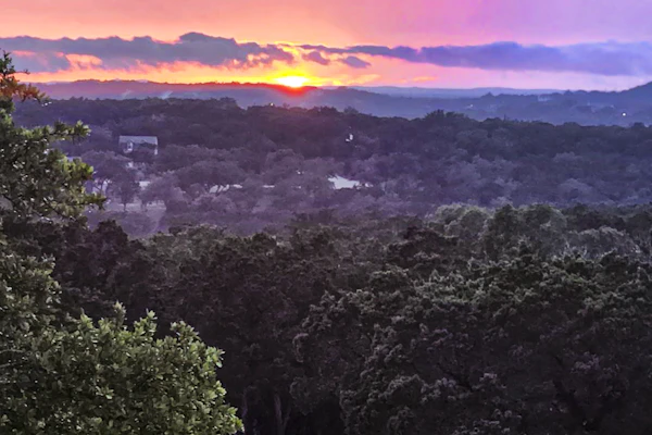 Spacious house with living room, kitchen, balcony and Hill country views