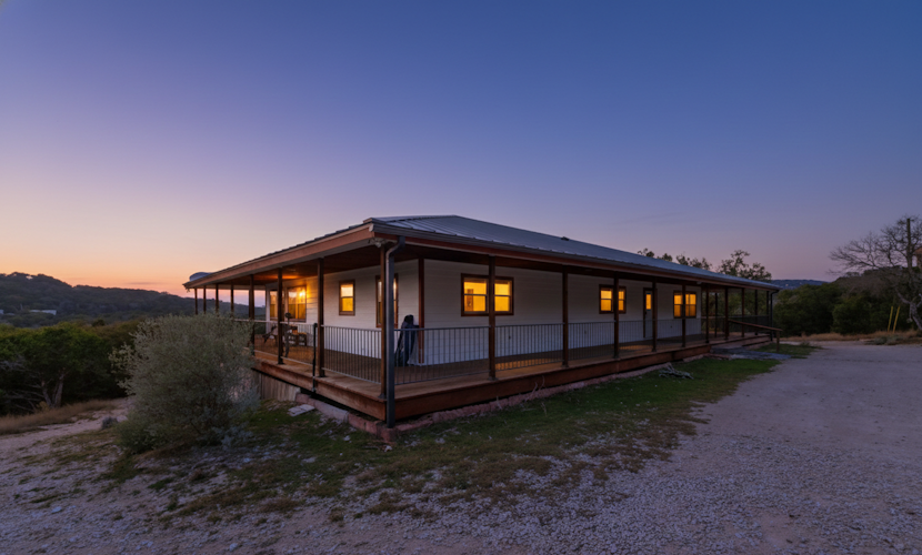 Spacious house with living room, kitchen, balcony and Hill country views