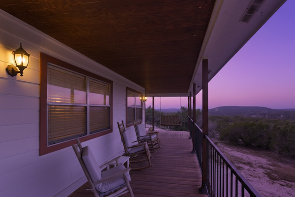 Spacious house with living room, kitchen, balcony and Hill country views