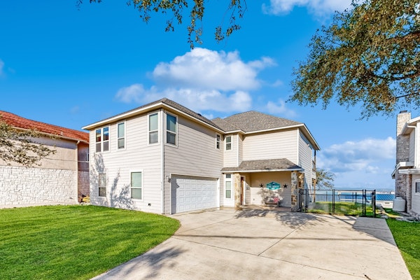 Spacious dog-friendly home with decks & beautiful views - near boat ramp & lake