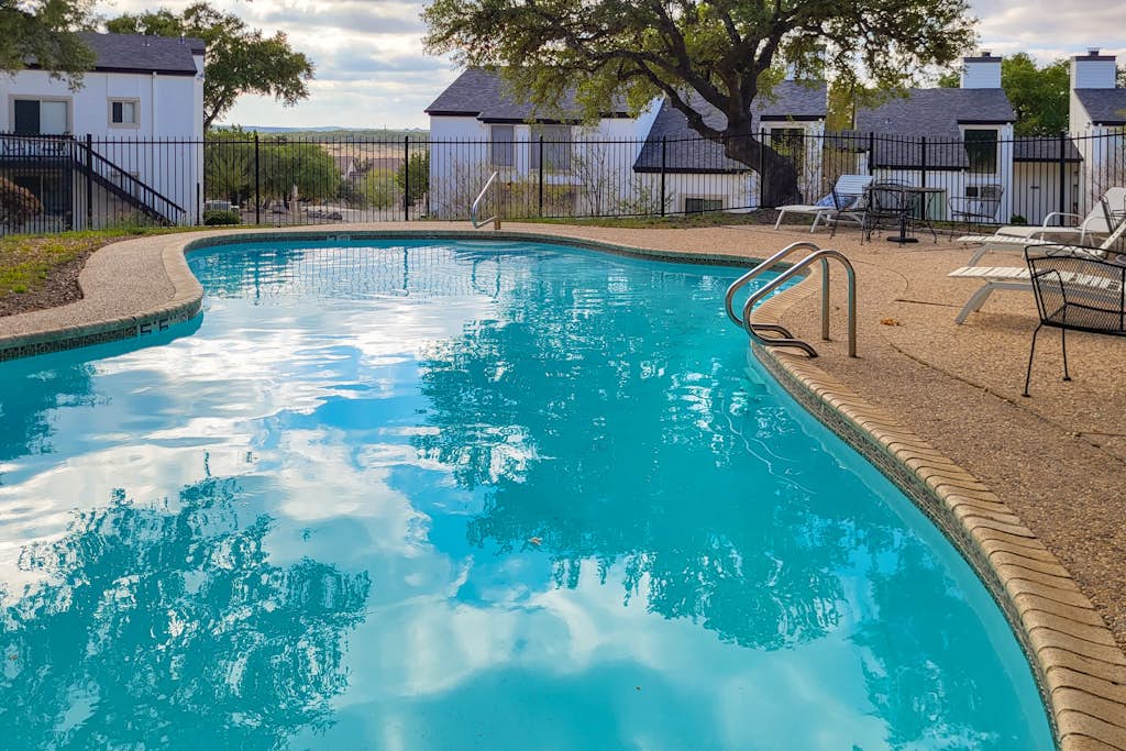 Lakeview ground-floor condo with pool, tennis, and grill access - dog-friendly