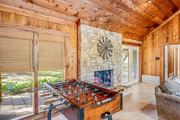 Hill country gem with private pool, deck, firepit, Ping-Pong, foosball, & WiFi