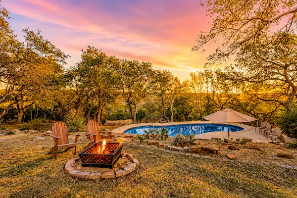Hill country gem with private pool, deck, firepit, Ping-Pong, foosball, & WiFi