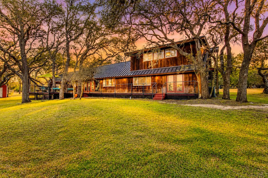 Hill country gem with private pool, deck, firepit, Ping-Pong, foosball, & WiFi