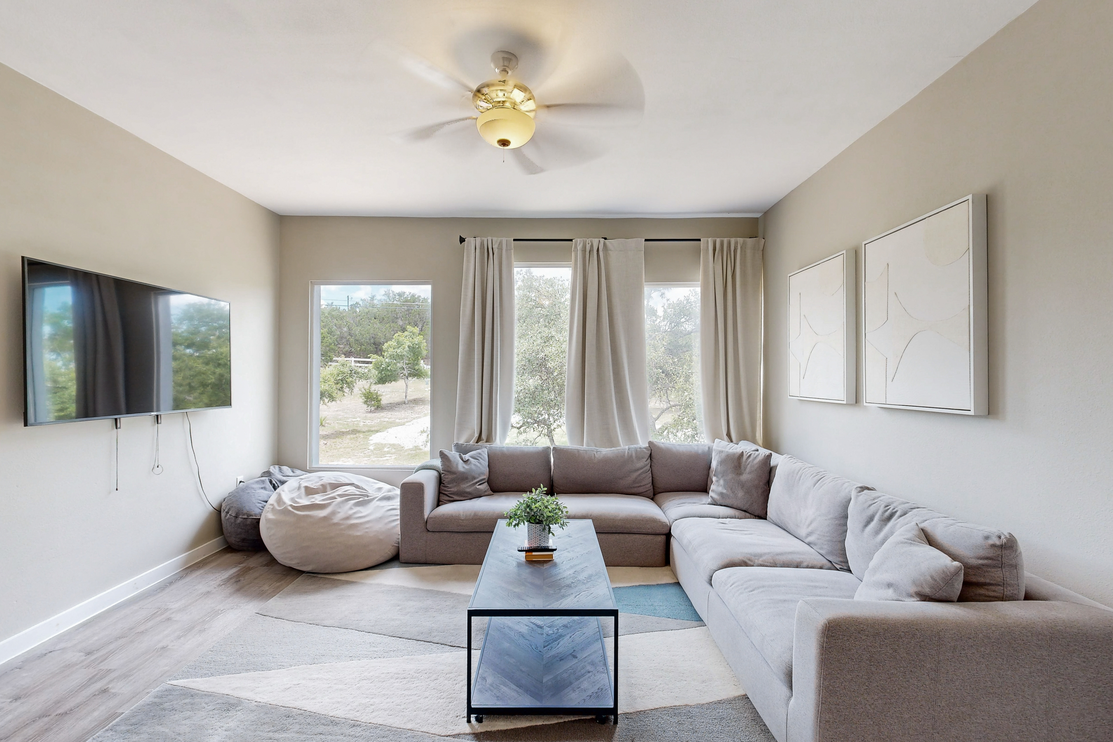 Lovely home on 2+ acres with views, firepit & outdoor kitchen - wedding perfect