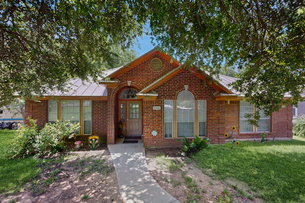 Lovely, waterfront home - river access, large yard, lovely patio & washer/dryer