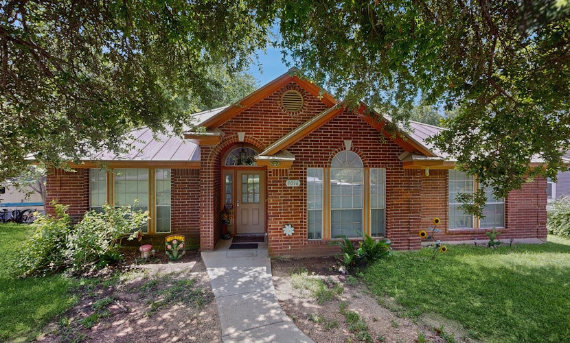 Lovely, waterfront home - river access, large yard, lovely patio & washer/dryer