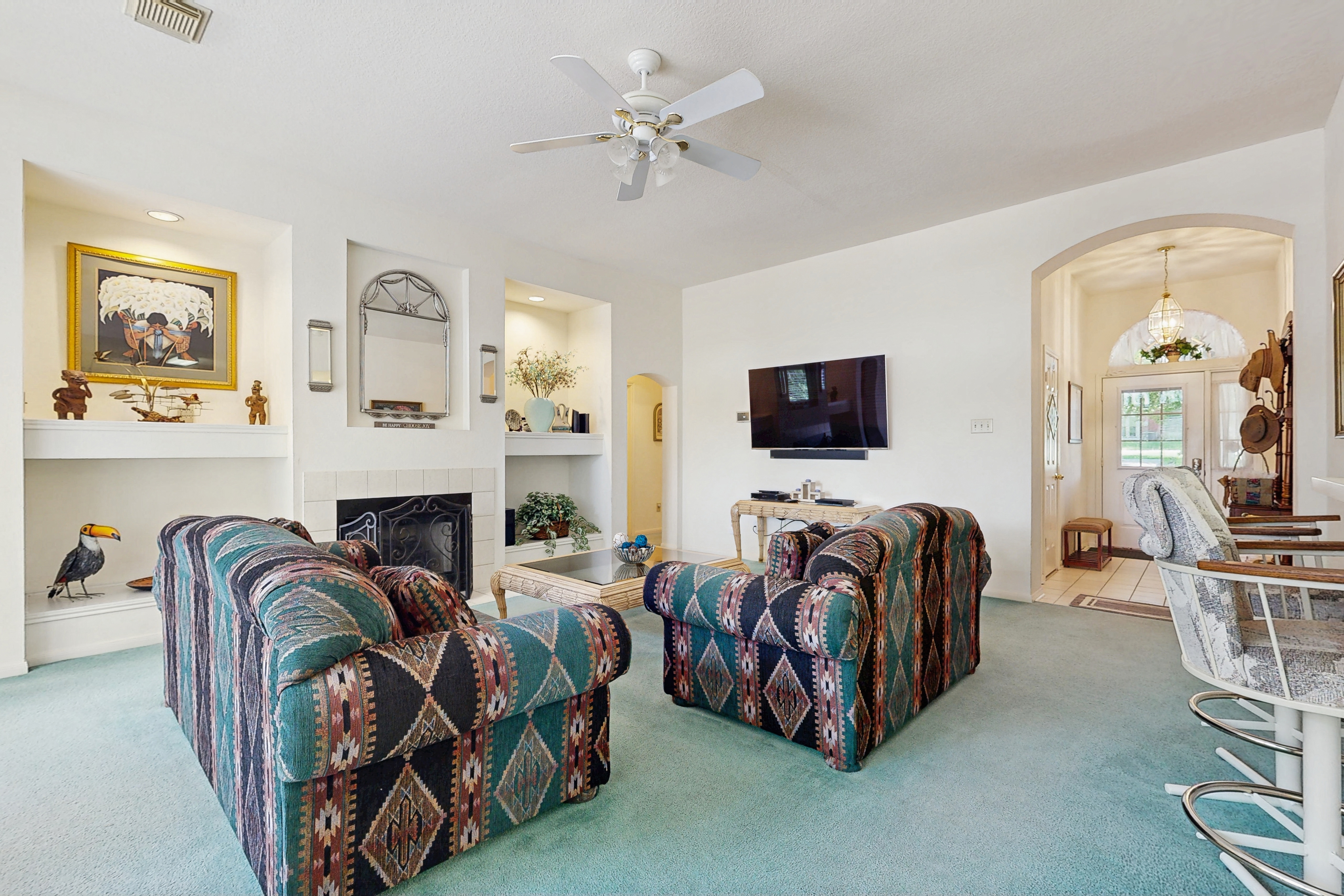 Lovely, waterfront home - river access, large yard, lovely patio & washer/dryer