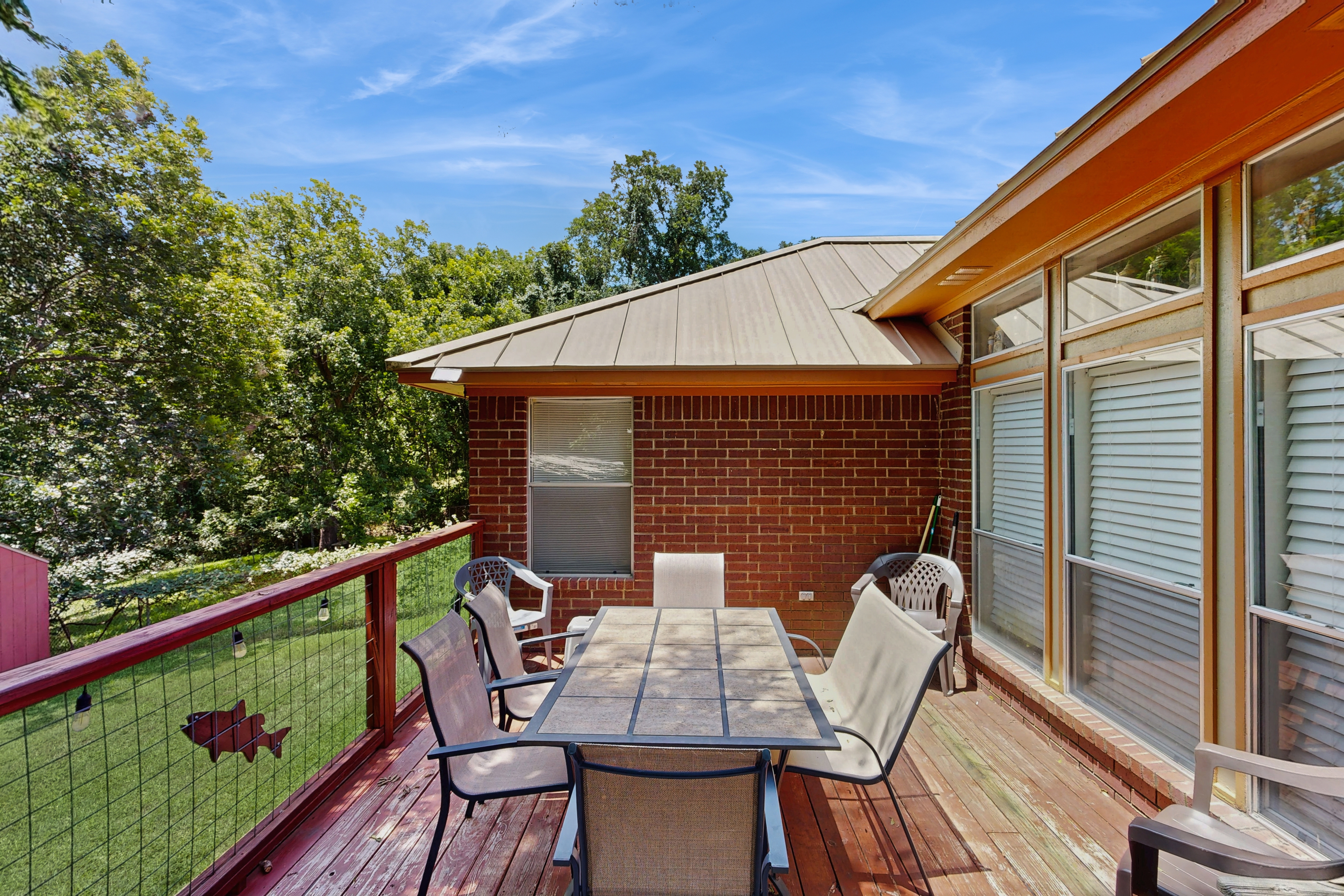 Lovely, waterfront home - river access, large yard, lovely patio & washer/dryer