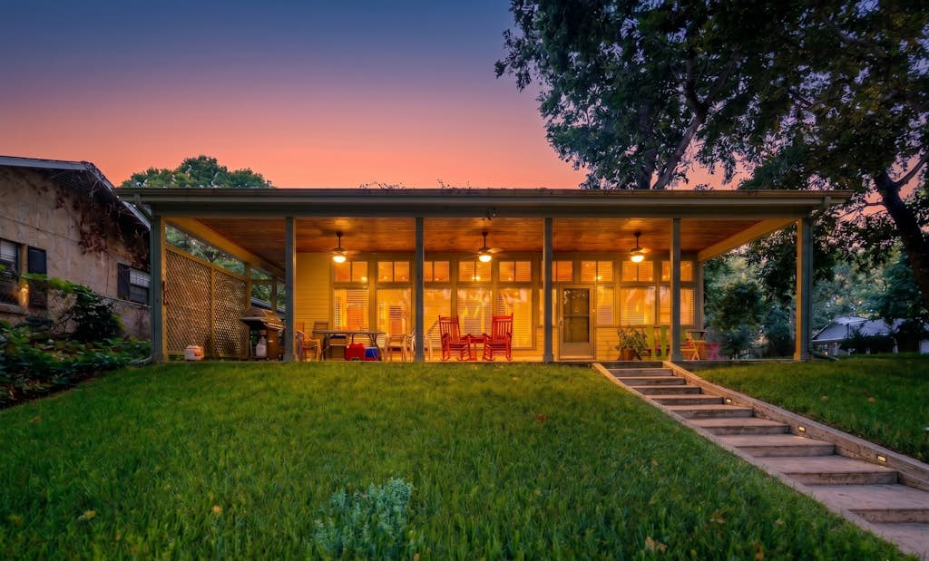 Funshine | Riverfront house in Mc Queeney with guest house, river views, grill
