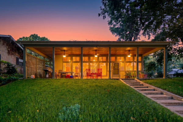 Funshine | Riverfront house in Mc Queeney with guest house, river views, grill