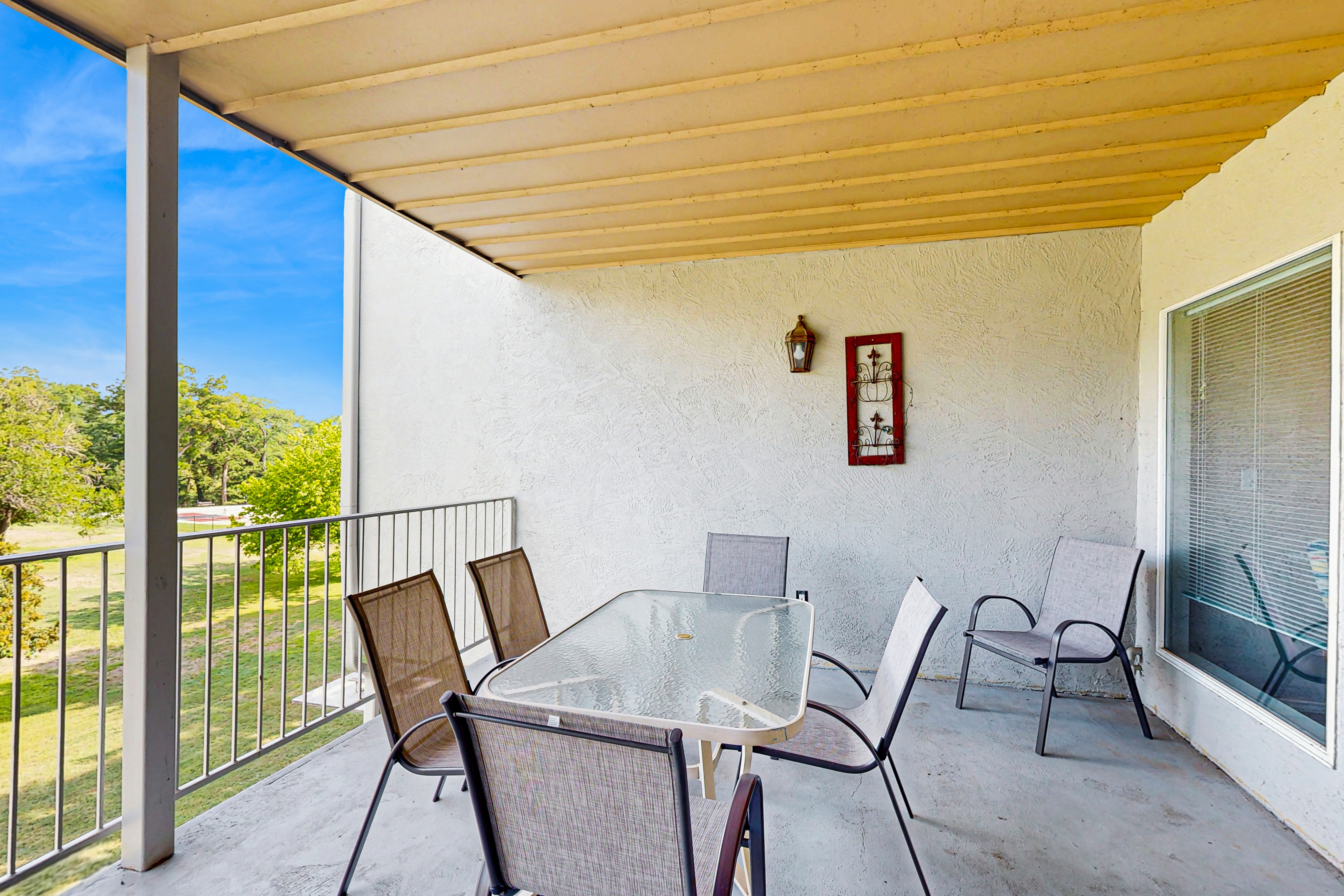 Condo by river & Schlitterbahn with pools, hot tubs, washer/dryer, central AC