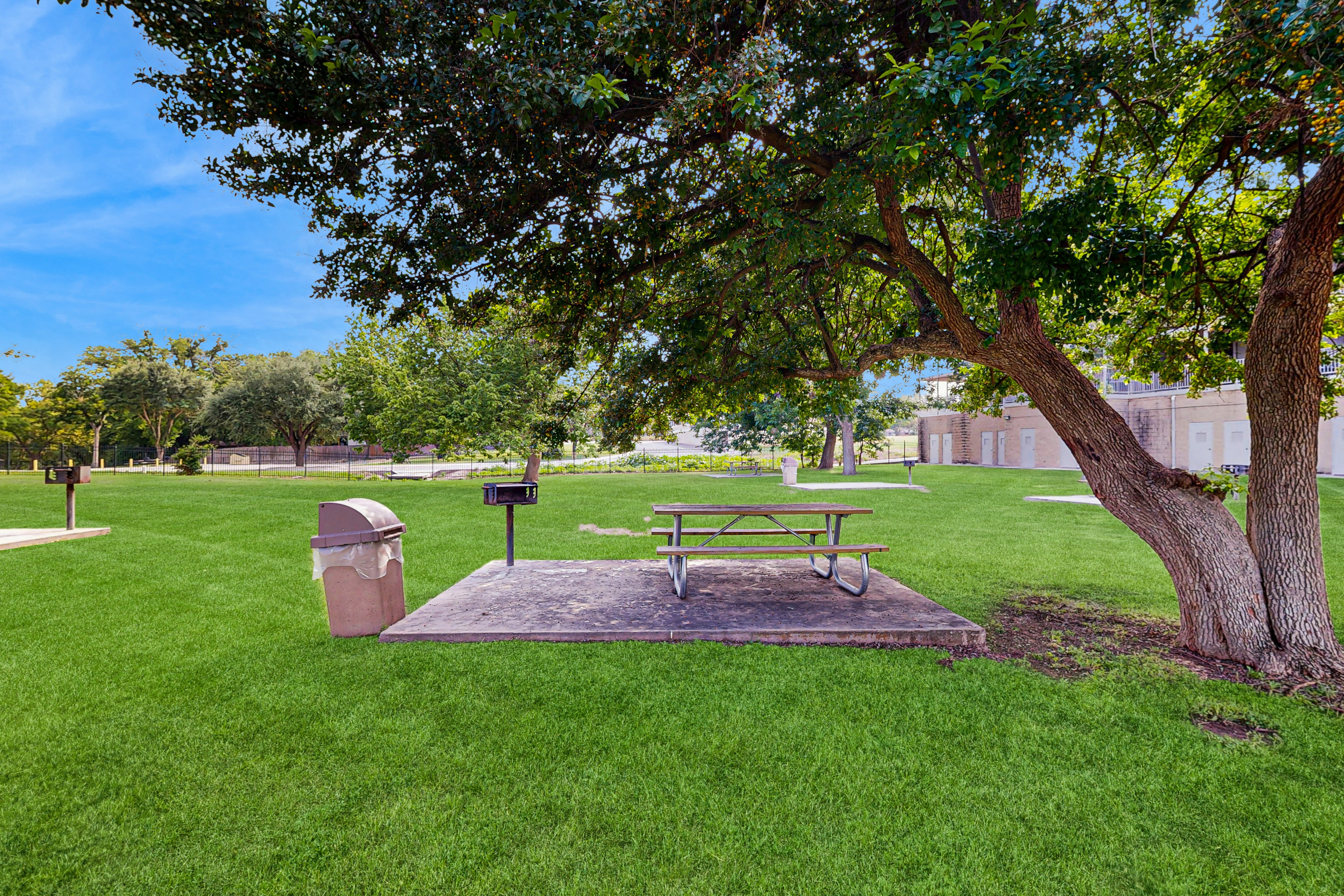 Condo by river & Schlitterbahn with pools, hot tubs, washer/dryer, central AC