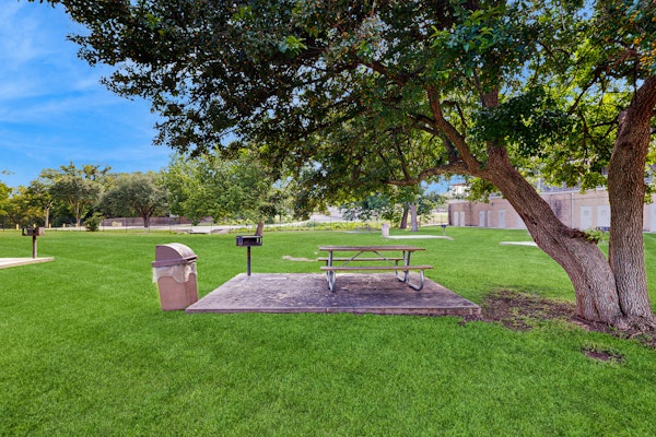 Condo by river & Schlitterbahn with pools, hot tubs, washer/dryer, central AC