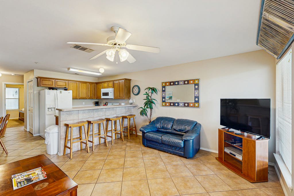 Condo by river & Schlitterbahn with pools, hot tubs, washer/dryer, central AC