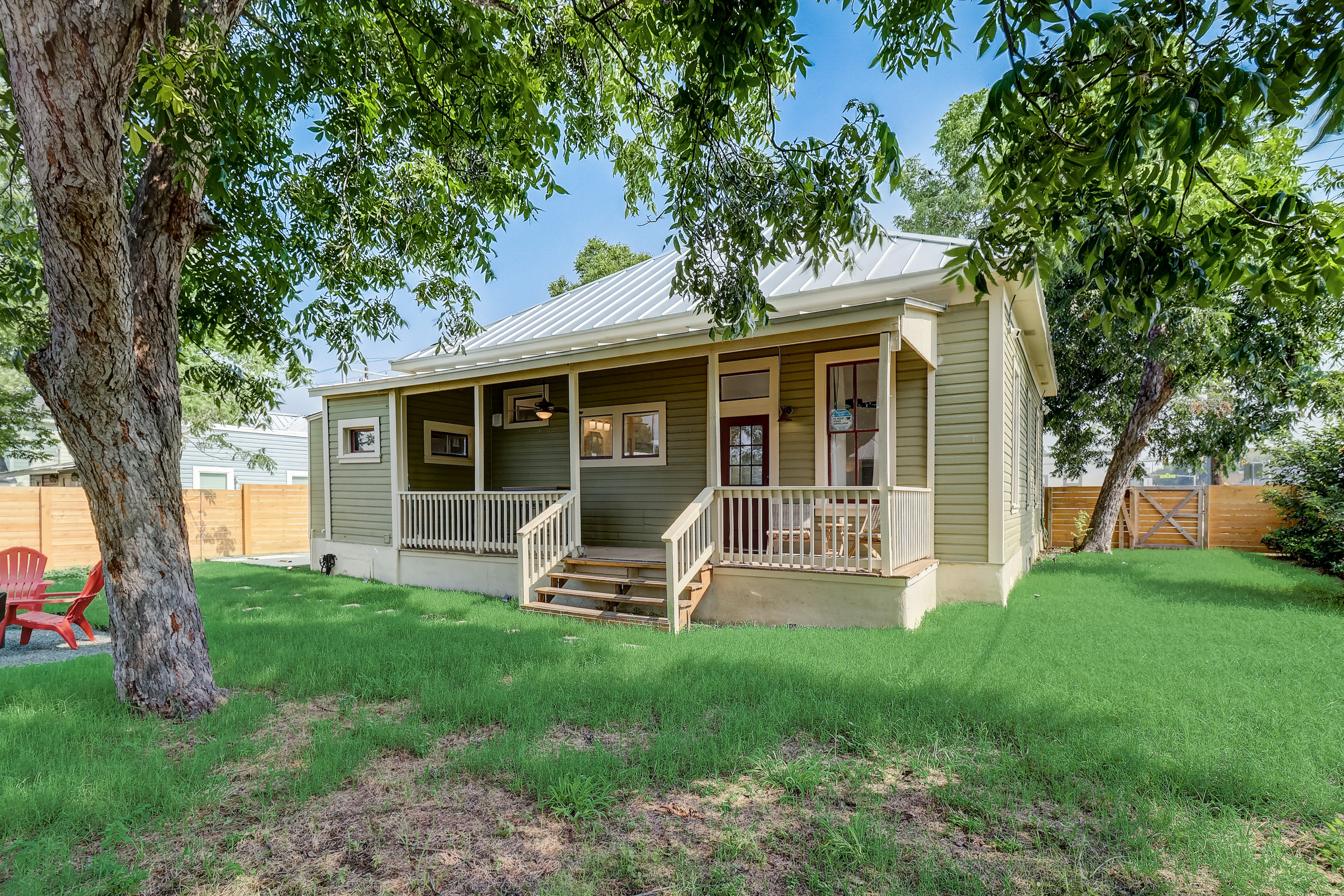 Downtown home with enclosed backyard, deck, streaming, washer/dryer, central AC