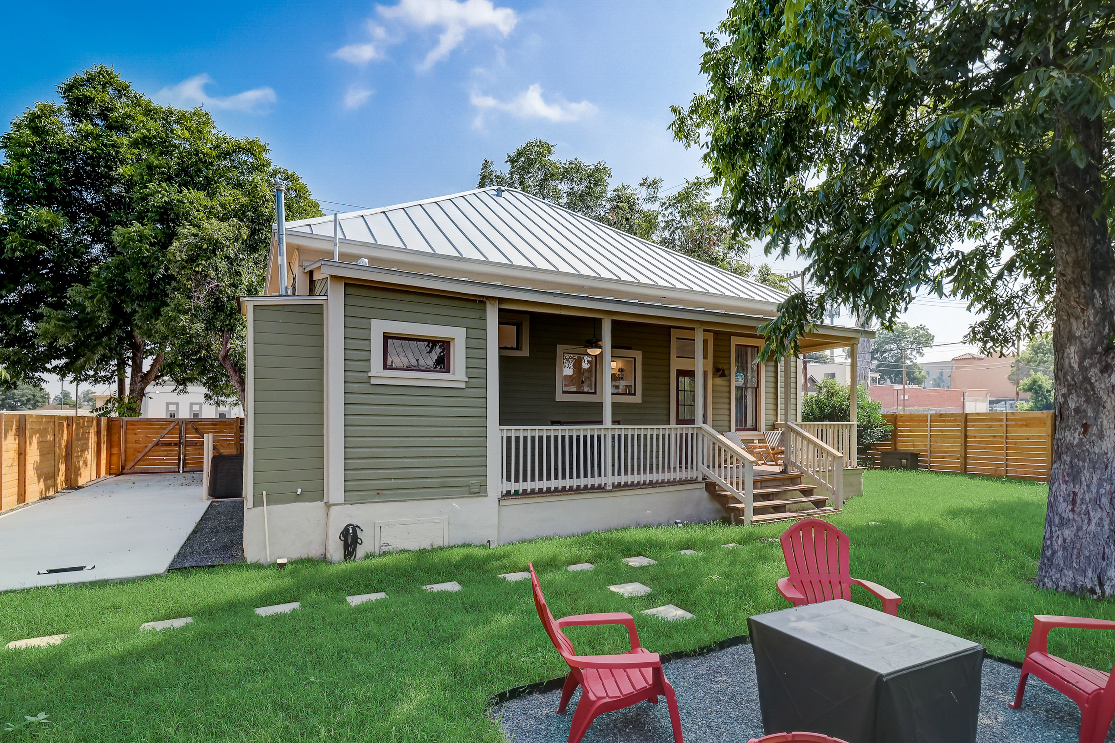 Downtown home with enclosed backyard, deck, streaming, washer/dryer, central AC