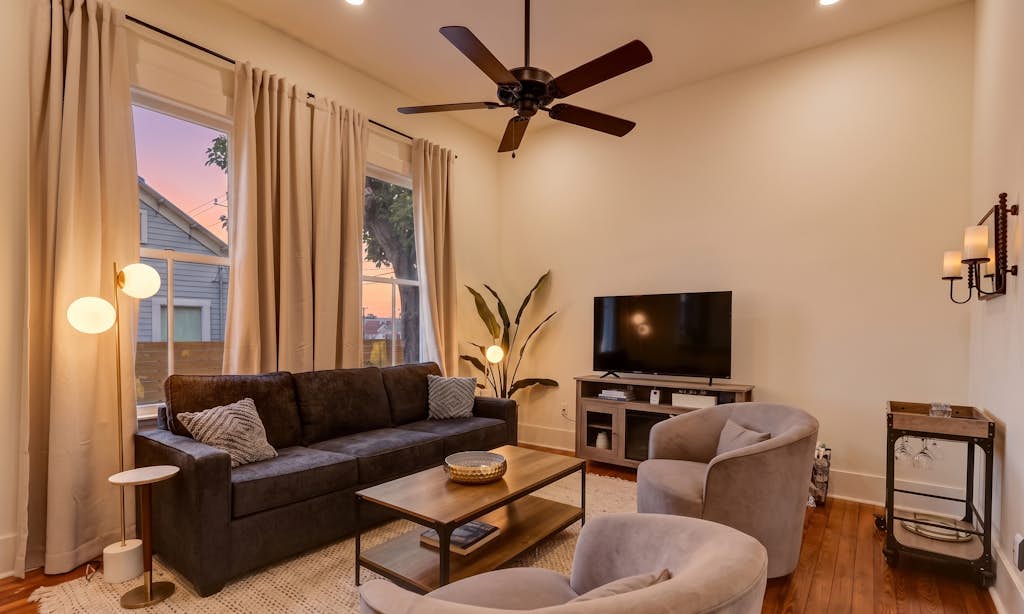 Downtown home with enclosed backyard, deck, streaming, washer/dryer, central AC