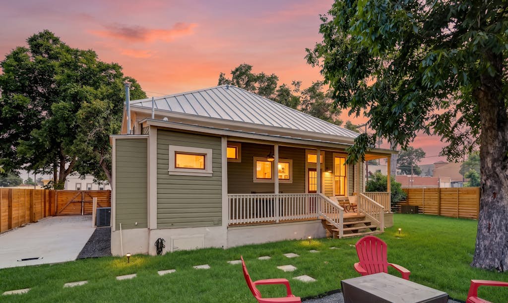 Downtown home with enclosed backyard, deck, streaming, washer/dryer, central AC