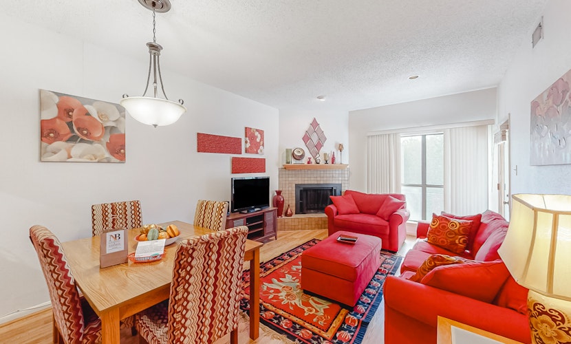 Condo with pool, hot tub, grills, washer/dryer, central AC - snowbirds welcome