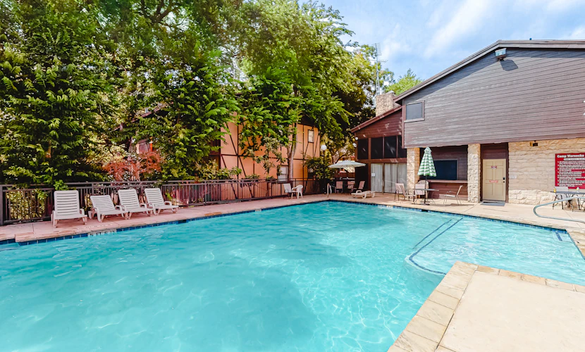 Condo with pool, hot tub, grills, washer/dryer, central AC