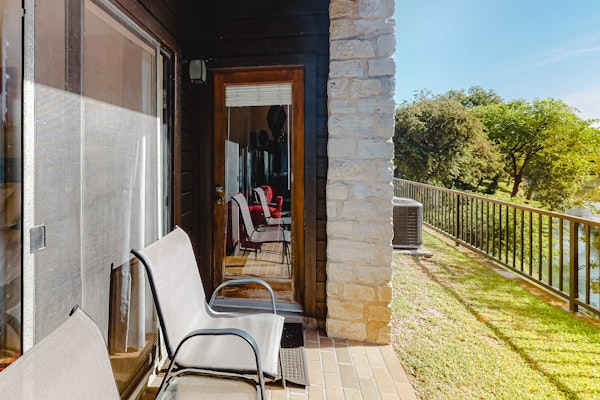 Condo with pool, hot tub, grills, washer/dryer, central AC - snowbirds welcome