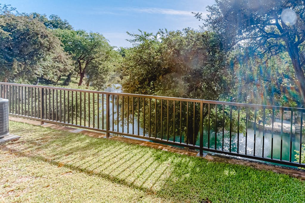 Condo with pool, hot tub, grills, washer/dryer, central AC