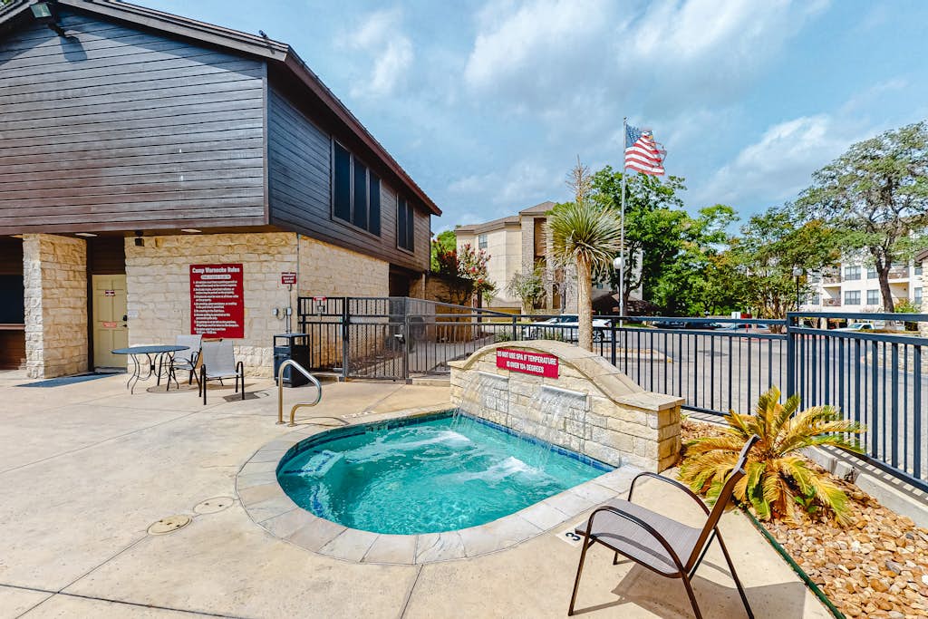 Condo with pool, hot tub, grills, washer/dryer, central AC