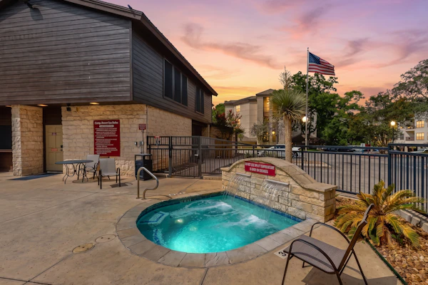 Condo with pool, hot tub, grills, washer/dryer, central AC