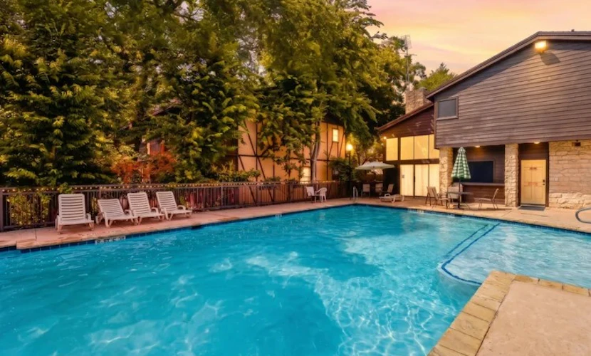Condo with pool, hot tub, grills, washer/dryer, central AC