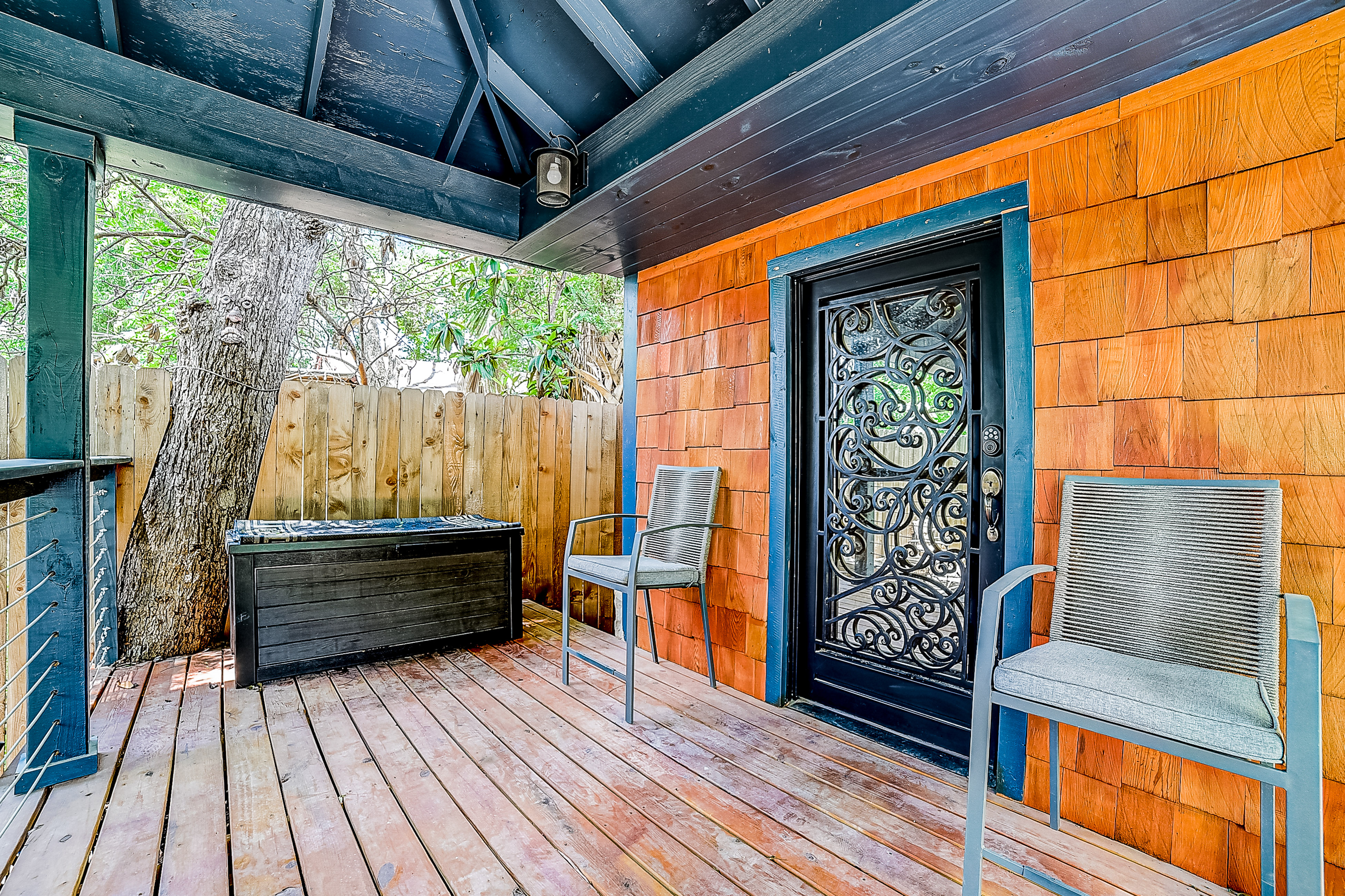 Dog-friendly home with large patio, W/D & central AC