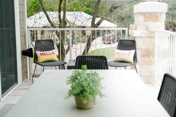 Luxury Condo on Guadalup River-5 Star Amenities-Walk to Gruene