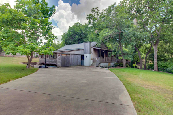 Charming dog-friendly home with expansive deck - near boat ramp & attractions