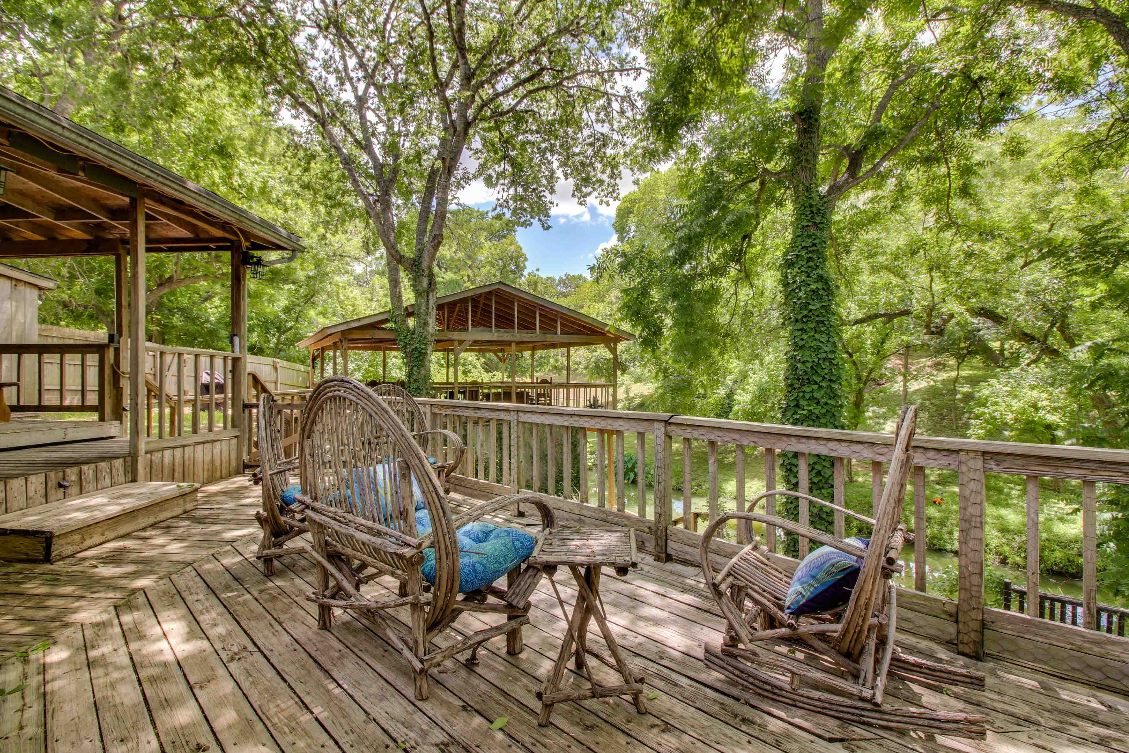 Charming dog-friendly home with expansive deck - near boat ramp & attractions