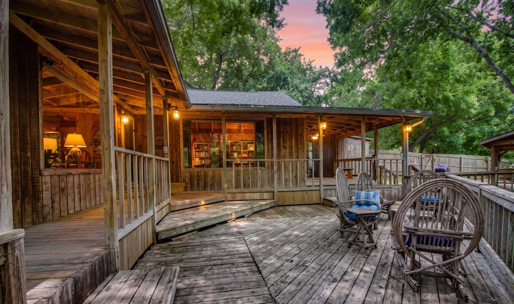 Charming dog-friendly home with expansive deck - near boat ramp & attractions