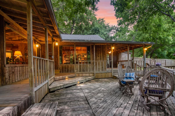 Charming dog-friendly home with expansive deck - near boat ramp & attractions